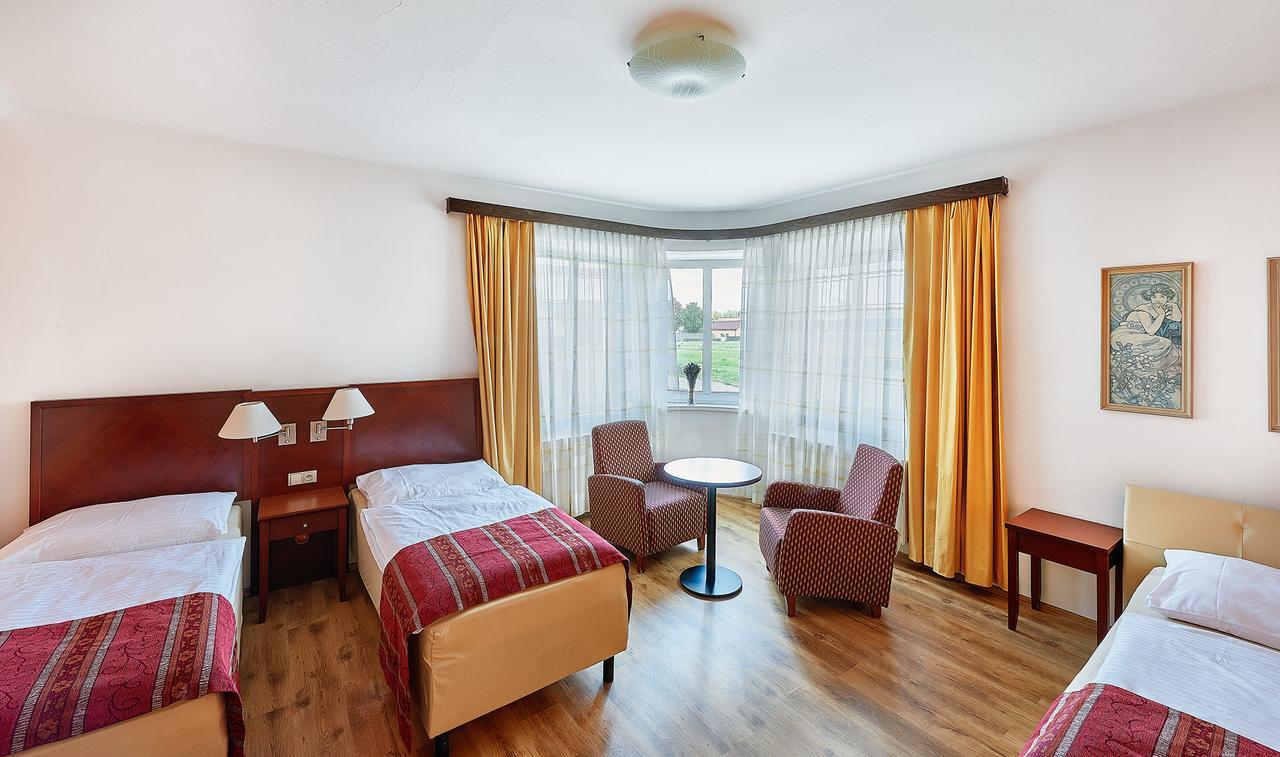 Penzion Karolinka Hotel Kroměříž Kültér fotó