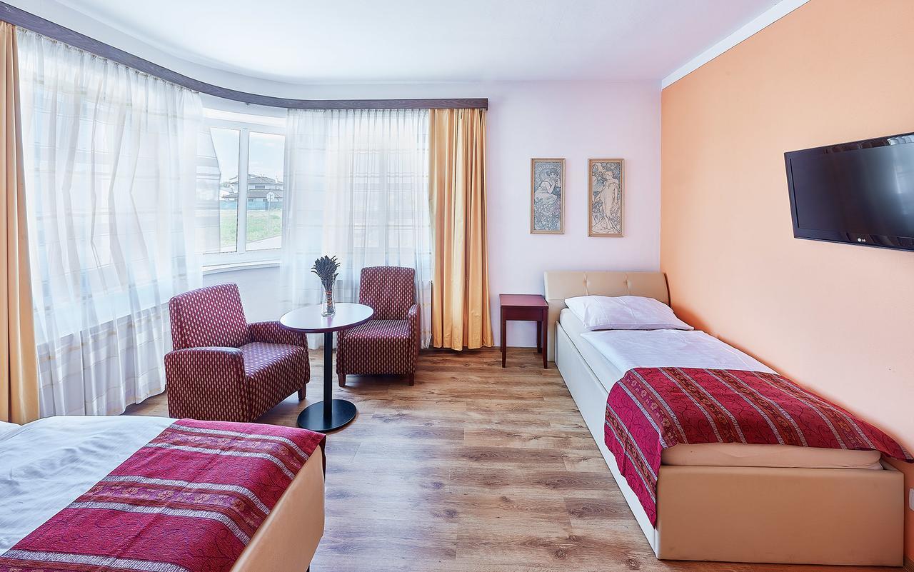 Penzion Karolinka Hotel Kroměříž Kültér fotó